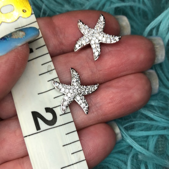 3/$25 NWT Beautiful Rhinestone Starfish Earrings - Picture 2 of 4